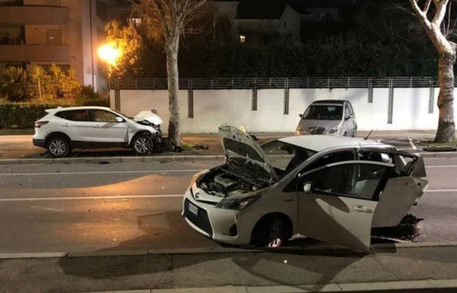 Scontro notturno tra due autovetture in ambito urbano: un'utilitaria con frontale aperto e un SUV finito contro un albero a bordo strada