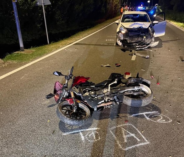 Sinistro notturno tra motociclo e autovettura, con marcature a gesso dei punti di rilievo sulla carreggiata