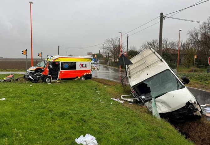 Collisione a un incrocio sotto la pioggia tra un'ambulanza del 118 e un furgone finito fuori strada