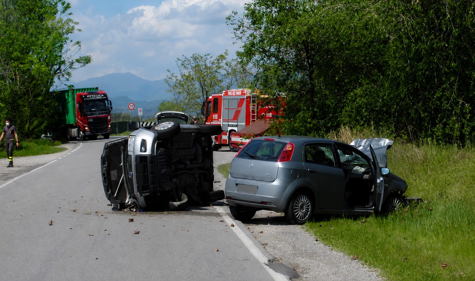 Veicolo ribaltato su un fianco e autovettura danneggiata su strada extraurbana, con i Vigili del Fuoco sul posto