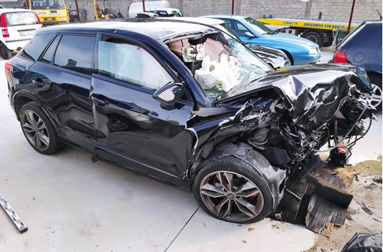 SUV con frontale distrutto e airbag deflagrati, esaminato in deposito per la quantificazione del danno