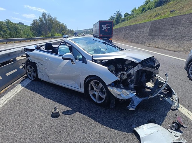 Autovettura cabriolet gravemente danneggiata su corsia autostradale, con deformazione frontale e laterale sinistra