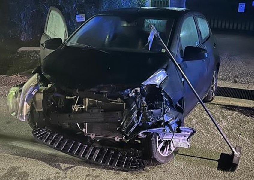 Utilitaria con frontale distrutto dopo l'urto contro un palo della segnaletica verticale, rilievo notturno
