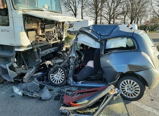 Scontro frontale tra autocarro pesante e autovettura, con compromissione dell'abitacolo lato guida