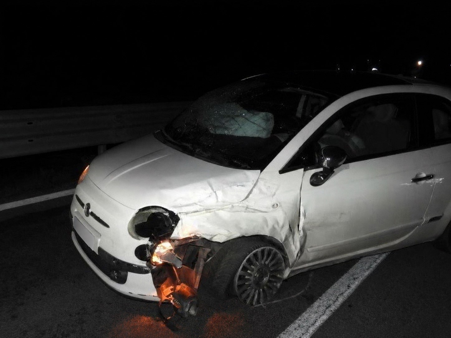 Danno da strisciamento lungo l'intera fiancata destra di un'autovettura, rilievo notturno lungo il guardrail