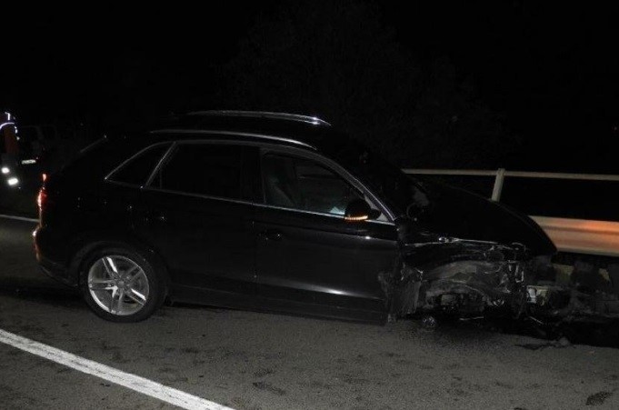 SUV con avantreno destro danneggiato dopo l'impatto contro la barriera stradale