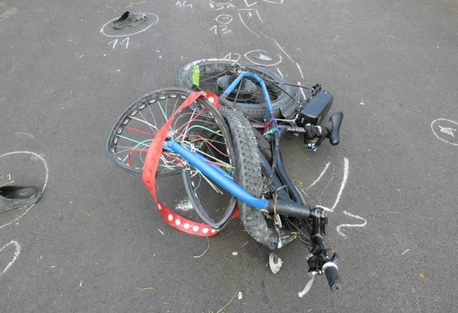 Bicicletta coinvolta in un sinistro, con tracciamento planimetrico a gesso della posizione di quiete dei veicoli